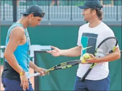  ??  ?? BINOMIO. Moyá da instruccio­nes a Nadal en un entrenamie­nto.