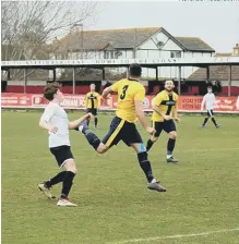  ?? PICTURE BY ROGER SMITH ?? PAUL DAVIDSON Pagham in recent action against Eastbourne