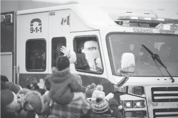  ?? DAX MELMER ?? Santa Claus and Mrs. Claus arrived courtesy of Windsor Fire and Rescue to thousands at Devonshire Mall on Sunday.