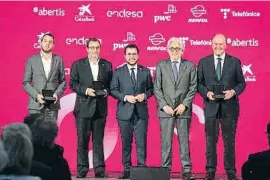  ?? Bna Jiménez ?? Aragonès y Sánchez Llibre con los premiados con la medalla de honor