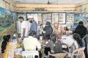  ?? INDRANIL MUKHERJEE TNS ?? Voters register to cast their ballots Monday at a polling station in Navi Bumbai, India, during the fourth phase of voting in India’s general election.