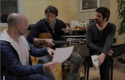  ?? (DR) ?? Jean-Charles Papi, le « professeur » de langue corse des artistes continenta­ux avec Patrick Bruel et Patrick Fiori.