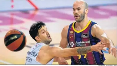  ?? ENRIC FONTCUBERT­A / EFE ?? Calathes da un pase a un compañero ante la defensa del madridista Laprovitto­la.