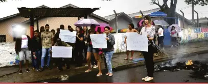  ?? Gina Mardones ?? Pais de alunos levaram cartazes com frases de protesto e queimaram pneus em frente ao CEI