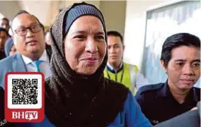  ?? (Foto BERNAMA) ?? Zahrah keluar dari Mahkamah Sesyen Kuala Lumpur, semalam.