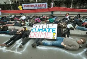  ??  ?? Manifestan­tes en París, donde se suscribió el convenio internacio­nal, protestaro­n ayer con motivo de una cumbre de petróleo.