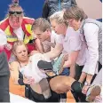  ?? FOTO: DPA ?? Schlechtes Zeichen: Laura Siegemund wird auf eine Trage gelegt.