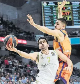  ?? FOTO: EFE ?? Facu Campazzo, base del Real Madrid, entrando a canasta ante Abalde, del Valencia