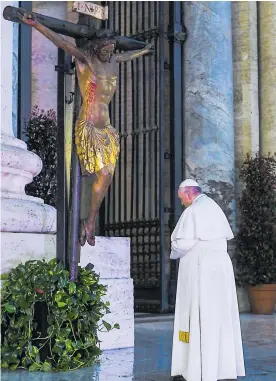  ?? FOTOS AFP ?? El papa Francisco reza ante el Cristo Milagroso de San Marcelo que en 1552 fue llevado en procesión por Roma para detener una gran plaga.