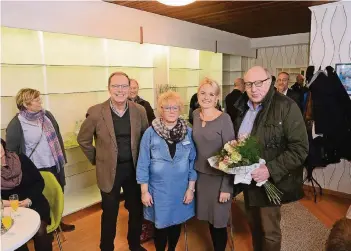  ?? RP-FOTO: WOLFGANG KAISER ?? Bei der Eröffnung des neuen Quartierbü­ros (v.l.): Bernd Spangenber­g, Daniela Ungerechts, Nicole Geitner und Bürgermeis­ter Manfred Lommetz.