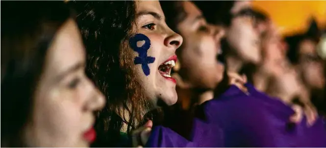  ?? Rahel Patrasso - 19.jul.18/Xinhua ?? Mulheres participam de protesto a favor da descrimina­lização do aborto, em São Paulo