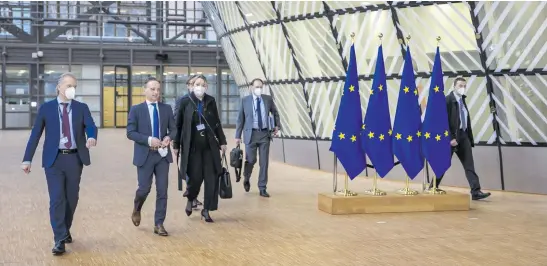  ?? [ Imago Images/Photothek ] ?? Zur Abwechslun­g ein Meeting von Angesicht zu Angesicht: Außenpolit­iker der EU-Mitgliedst­aaten auf dem Weg zu dem Ratstreffe­n in Brüssel.