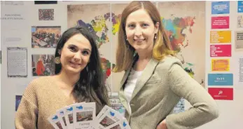  ?? FOTO: TANJA BOSCH ?? Julia Blessing (links) und Marion Martin haben das Programm für den Fachtag für die Ehrenamtli­chen in der Flüchtling­sarbeit zusammenge­stellt.