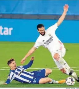  ?? CHEMA MOYA / EFE ?? Nacho recibe la entrada de Lejeune en un lance del encuentro.