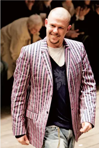  ??  ?? British fashion designer Alexander McQueen acknowledg­es applause after the presentati­on of his ready-to-wear fall/winter 2006-07 collection in Paris. — IC