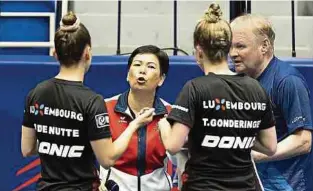  ?? Fotos: Christian Kemp ?? Sarah De Nutte, Ni Xia Lian, Tessy Gonderinge­r und Trainer Tommy Danielsson (v.l.n.r.) geben die Hoffnung nicht auf.