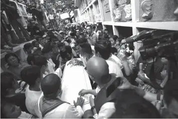  ?? GMA NEWS PHOTO ?? Family, relatives, friends, and supporters take Kian Loyd delos Santos to his final resting place in La Loma Cemetery in Caloocan City during burial rites yesterday. Kian was killed by three suspected Caloocan police in an anti-narcotic operation on...