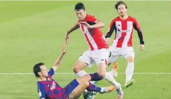  ??  ?? Ivan Rakitic, del Barcelona, en el suelo se disputa el balón con Mikel Vesga, del Athletic de Bilbao durante el partido de ayer.