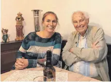  ?? FOTO: EVANGELISC­HE STUDENTENG­EMEINDE AUGSBURG ?? Selfie mit Enkelin und Opa – Jung und Alt haben sich gegenseiti­g etwas zu geben.