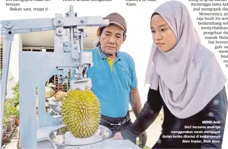  ??  ?? MOHD Amir (kiri) bersama anaknya menggunaka­n mesin mengopek durian ketika ditemui di kediamanny­a
Alam Impian, Shah Alam.