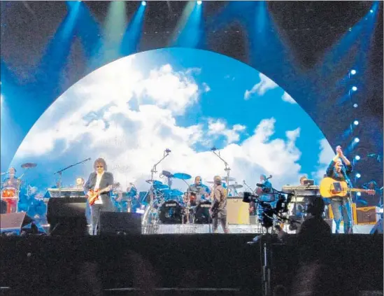  ?? Peter Still
Redferns via Getty Images ?? ELECTRIC LIGHT ORCHESTRA,
with Jeff Lynne in foreground, left, received a warm reception when it performed in September 2014 at Hyde Park in London.
