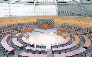  ?? FOTO: ARCHIV ?? Blick in den Plenarsaal des Düsseldorf­er Landtags. Nach der NRW-Wahl könnte es hier wegen möglicher Überhangma­ndate wieder eng werden. Nur durch eine Wahlgesetz­esänderung ließe sich dies künftig verhindern.