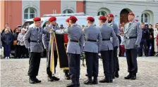  ?? FOTO: HORST SKOUPY ?? Sechs der 95 Rekruten der 5. Kompanie sprachen ihr Gelöbnis auf die Truppenfah­ne.