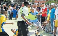  ?? Picture: BRIAN WITBOOI ?? GOOD SPORTS: Yellow Gazas play against NTB in a five-a-side soccer game at the festival in Helenvale