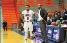  ?? BILL RUDICK — DIGITAL FIRST MEDIA ?? Lincoln coach Doug Overton talks with Gevon Arrington during a recent game.