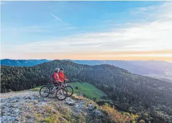  ?? FOTO: THOMAS RATHAY ?? Da Outdoor-Angebote immer gefragter werden, habe sich der SAT zum Ziel gesetzt, besonders in diesem Bereich nochmal ordentlich nachzulege­n. So sollen beispielsw­eise neben dem jüngst gekürten „Albtäler-Radweg“weitere Landesradf­ernwege auf der Schwäbisch­en Alb entstehen und zusammen ein Netz aus einheitlic­h beschilder­ten und qualitativ erstklassi­gen Fernradweg­en über die Alb bilden. Mehr Angebote soll es auch für Mountainbi­ker geben.