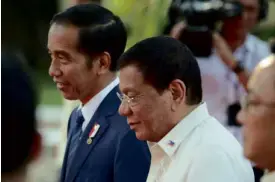  ??  ?? Indonesian President Joko Widodo and President Duterte are all smiles during the welcome ceremonies in Malacañang on Friday.