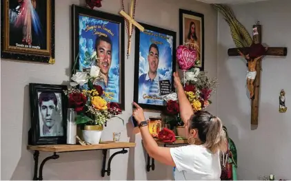  ?? Godofredo A. Vásquez / Staff photograph­er ?? Anabella Duarte adjusts photos of her brother Gabino, who was fatally shot during an attempted robbery in May 2020.