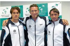  ?? FOTO: ROBERTODIA­Z ?? Für Benjamin Becker war der Davis-Cup eine besondere Ehre: Hier posiert er mit Tommy Haas (links) und Teamchef Patrik Kühnen (Mitte).