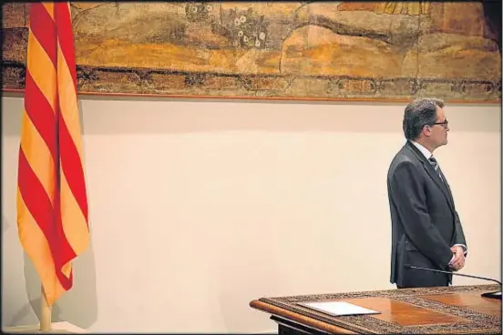  ?? PEDRO MADUEÑO / ARXIU ?? La firma del president Artur Mas al decret de convocatòr­ia del 9-N obrirà una batalla política i judicial entre Catalunya i l’Estat