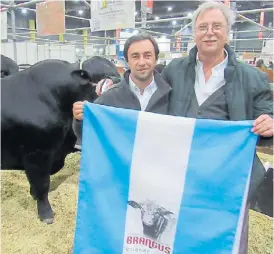  ??  ?? Orgullosos. Gastón García y Fernado Foster, de la cabaña ganadora.