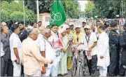  ?? HT PHOTO ?? CM Akhilesh Yadav flags off the ‘Shanti Sadbhavna Cycle Yatra’ from his 5 Kalidas Marg residence on Wednesday.