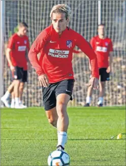  ??  ?? REFERENTE. Griezmann conduce un balón en el stage de San Rafael.