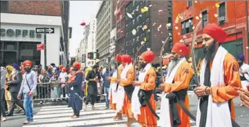  ?? REUTERS ?? ■ Sikhs take part in the annual ‘Sikh Day Parade’ in Manhattan, New York; and (below) a float showcasing the Golden Temple.