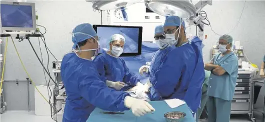  ?? JAIME GALINDO ?? Imagen de archivo de una operación quirúrgica con la intervenci­ón de varios profesiona­les en el hospital Miguel Servet de Zaragoza.