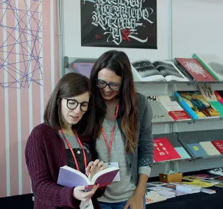  ??  ?? Pagina Da sinistra, Elsa Zaupa e Luisa Maistrello. Nlla foto piccola, Beppe Cantele