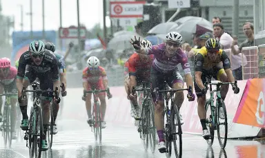  ?? Giro d’Italia ?? Elia Viviani sprinta sul traguardo di Iseo in maglia ciclamino e mostra le quattro dita a ricordare le vittorie in volata