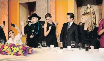  ?? PRESIDENCI­A DEL GOBIERNO DE MÉXICO ?? La Reina, junto al cantante Taboo, el presidente de México, Peña Nieto, y su esposa, Angélica Rivera