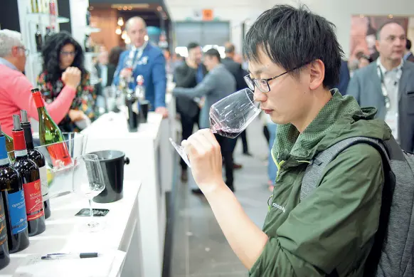  ??  ?? Dall’Estremo Oriente Un’immagine scattata durante una delle passate edizioni del Vinitaly: molti sono i buyer provenient­i dalla Cina e da altre nazioni orientali