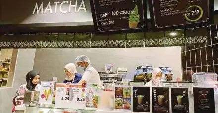  ??  ?? Rangkaian minuman dan manisan daun teh ditawarkan di AEON Bandar Utama.