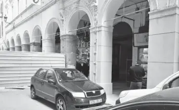  ??  ?? Les piliers d’immeubles qui tombaient en ruine bénéficien­t enfin d’une opération de restaurati­on