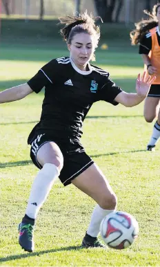  ?? KAYLE NEIS ?? Huskies midfielder Megan Ripplinger handles the ball during practice at the University of Saskatchew­an soccer pitch.