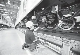  ??  ?? Los recursos generados por el incremento al boleto del Metro también se han utilizado para dar mantenimie­nto mayor a los trenes ■ Foto Carlos Ramos Mamahua