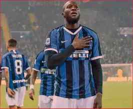  ?? EPA ?? Festa nerazzurra Romelu Lukaku, 26 anni, ringrazia i tifosi dopo aver segnato l’1-0: il numero 9 si conferma devastante in trasferta, dove in A ha segnato 12 gol su 16