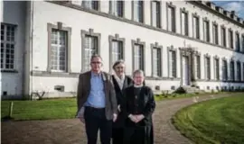  ?? FOTO SVEN DILLEN ?? Directeur Dieter Tuybens, Lieve Pollet van de vzw en zuster Patricia voor het grote kloosterge­bouw dat Intesa wil renoveren.