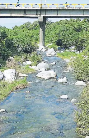  ??  ?? AFLUENTE. En verano, el río Pelo es inofensivo, pero en invierno se torna peligroso por el aumento de su caudal y fuerza de su corriente.